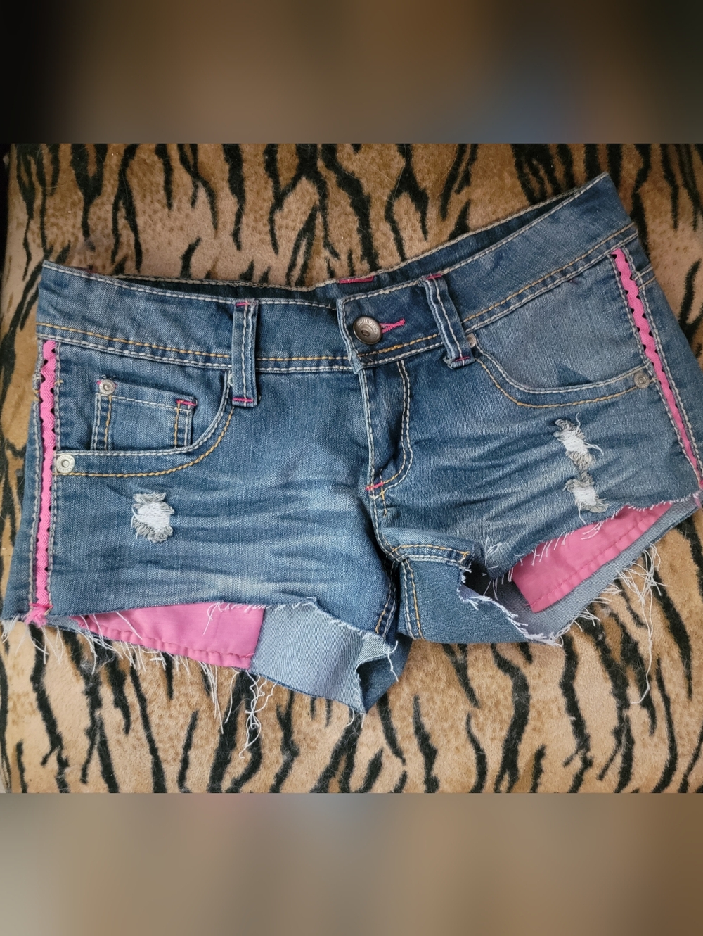 Dollhouae Denim Distressed Low-Rise Women's Shorts with Pink Trim Pockets Sz 5